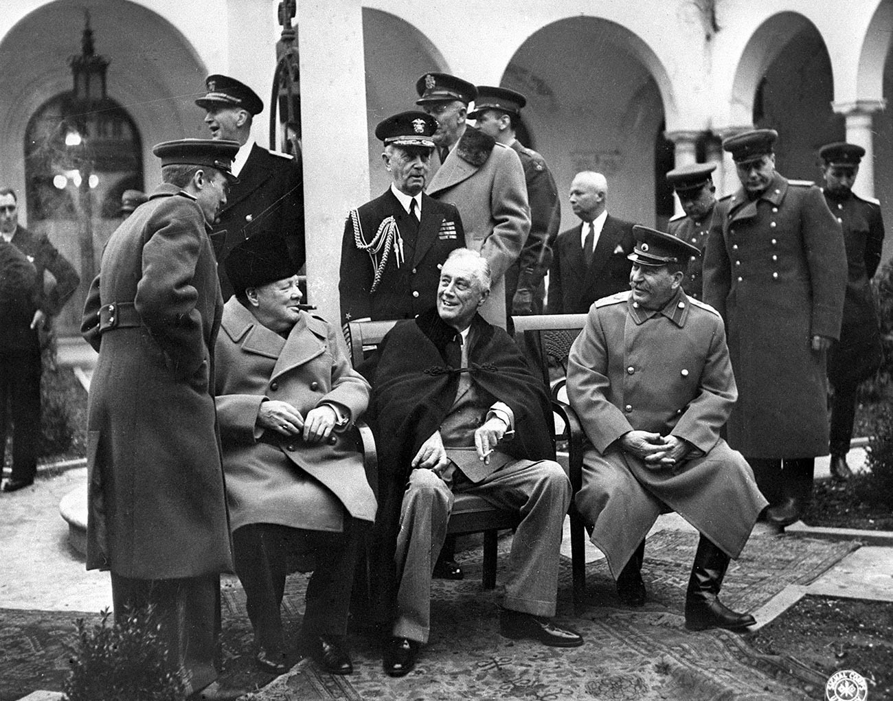 1945年2月4日から11日に行われた連合国3ヶ国によるヤルタ会談。写真中央に腰掛ける3人は、左から順に英国首相ウィンストン・チャーチル、米国大統領フランクリン・D・ローズベルト、ソ連邦元帥ヨシフ・スターリン。