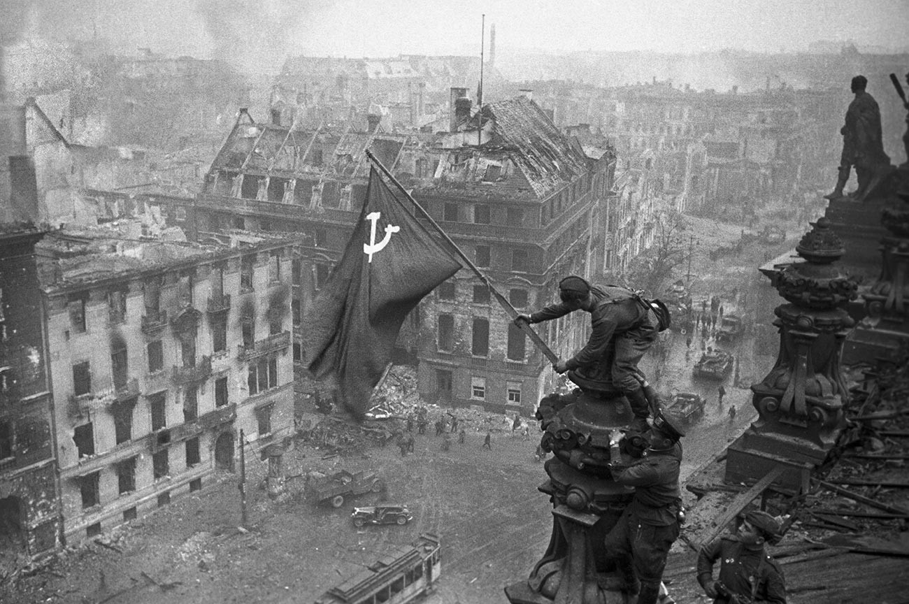 ベルリンの国会議事堂に掲げられたソ連の「勝利旗」。1945年5月1日。