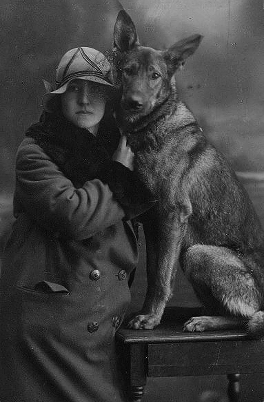 Eine Frau mit einem Hund