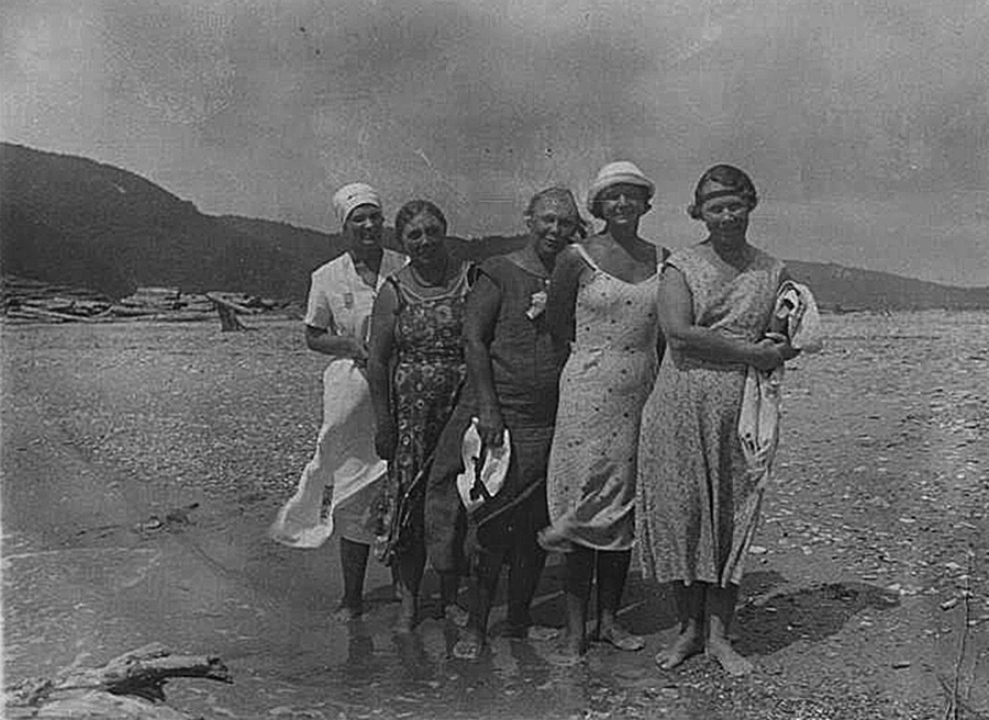 Frauen posieren am Meer