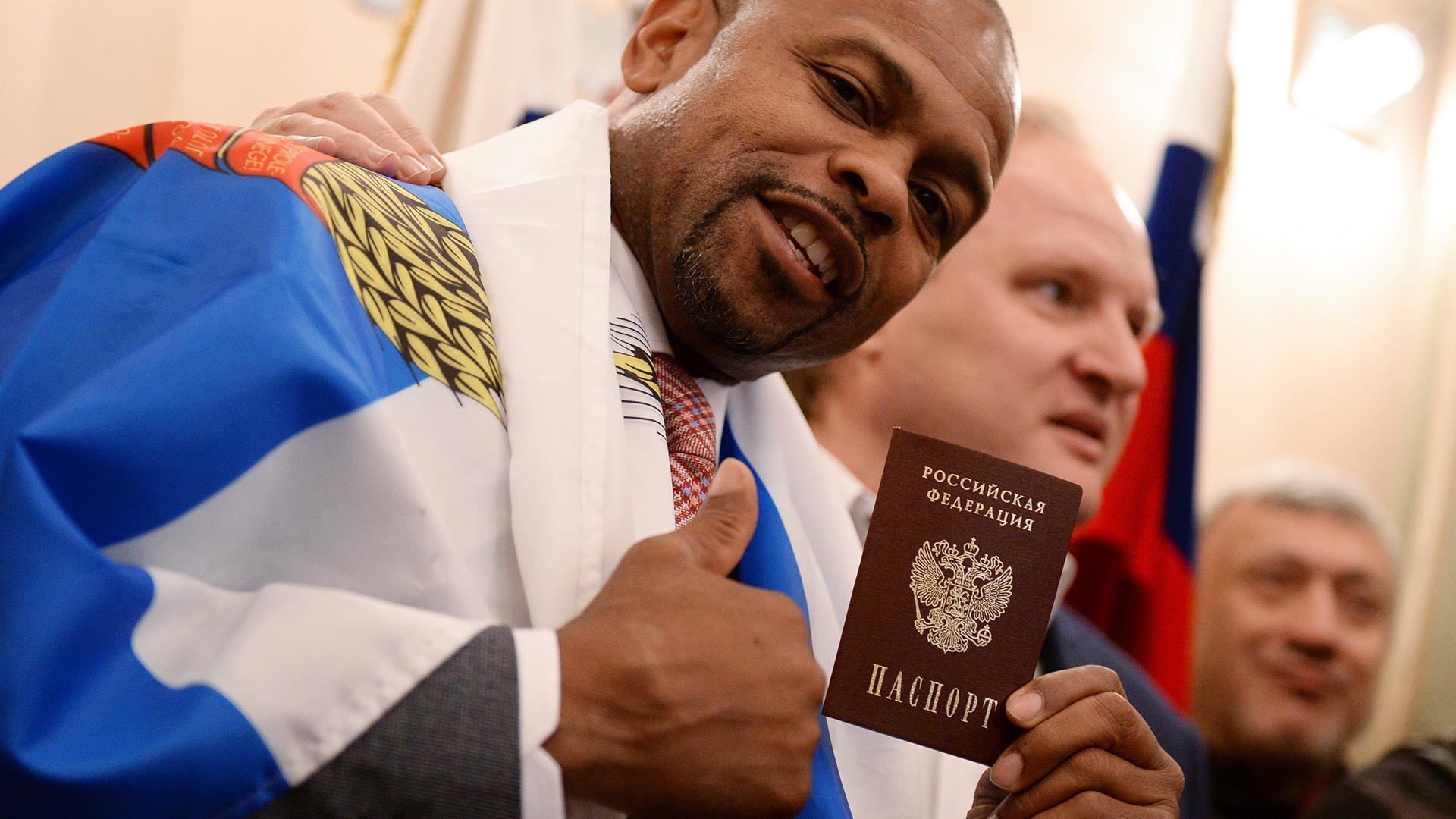 Боксьорът Рой Джоунс-младши получи руски паспорт във Федералната миграционна служба на Русия.
