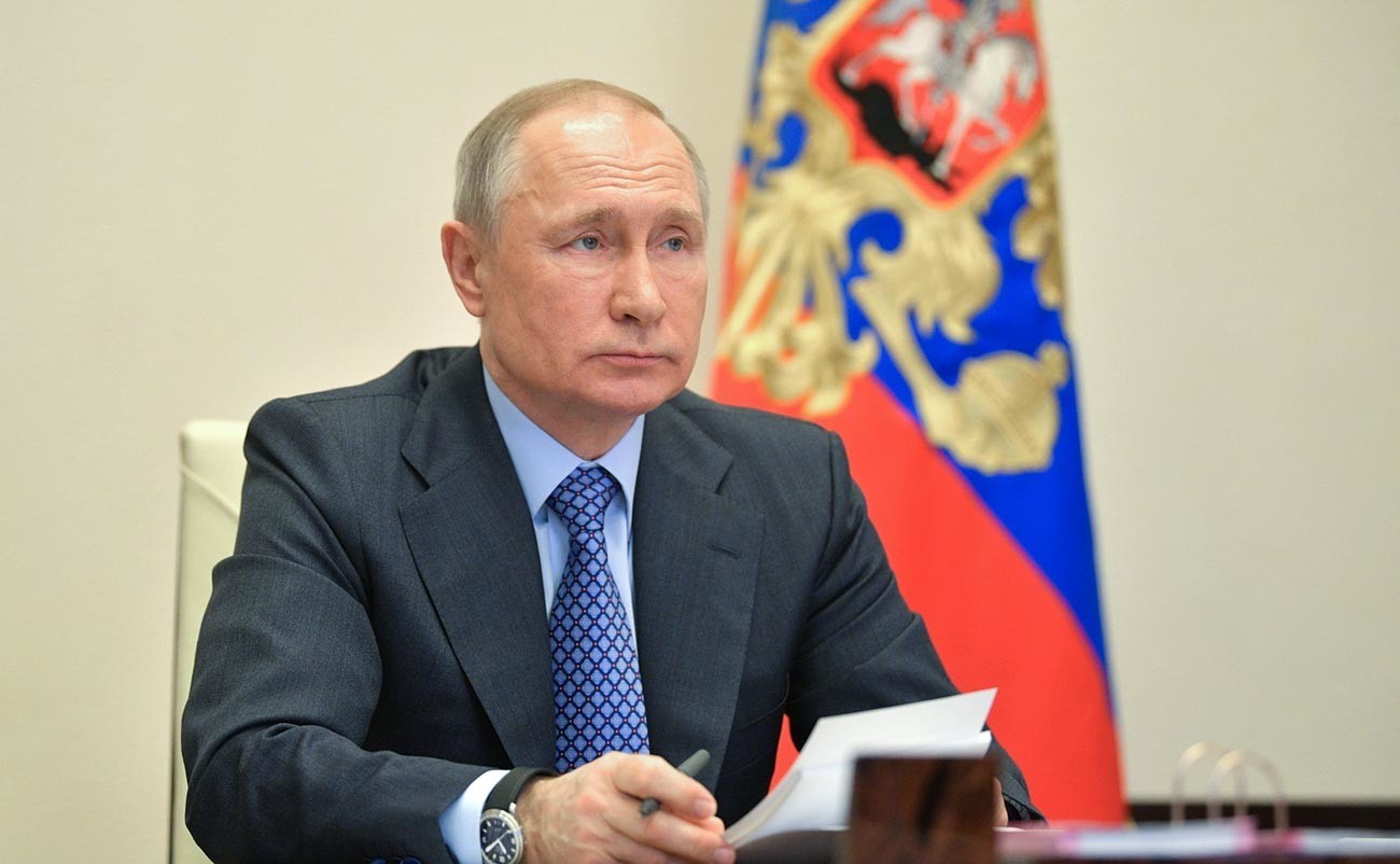 Sebelumnya, Presiden Putin telah menandatangani undang-undang yang memperpanjang validitas semua visa dan kartu migrasi hingga 15 Juni 2020.