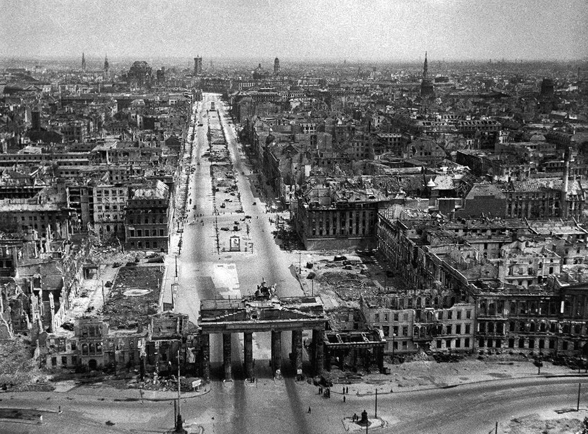 La imagen muestra la ciudad de Berlín devastada al final de la Segunda Guerra Mundial.