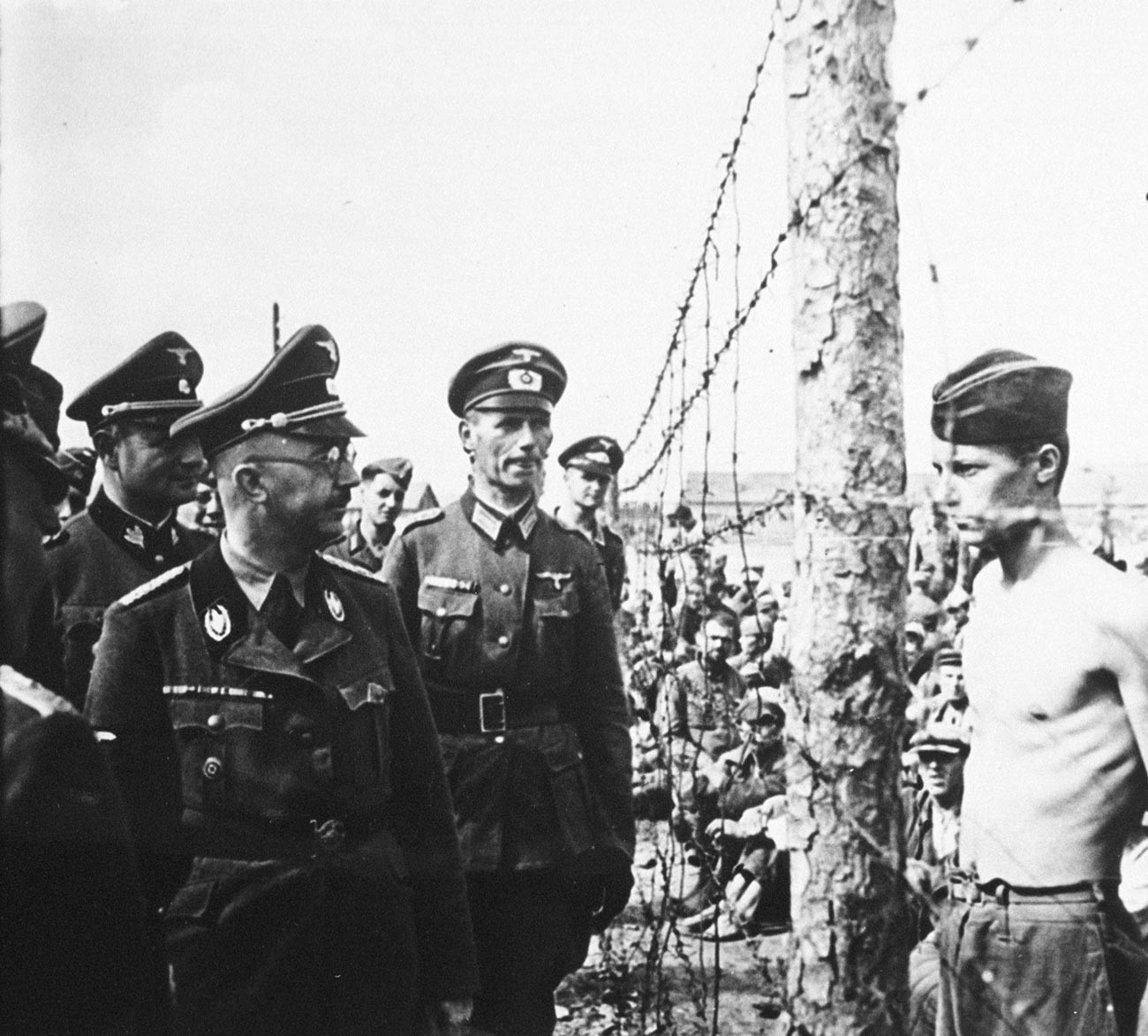 Reichsführer-SS Heinrich Himmler, Chef der Gestapo und der Waffen-SS, inspiziert ein Gefangenenlager in der Sowjetunion im August 1941.