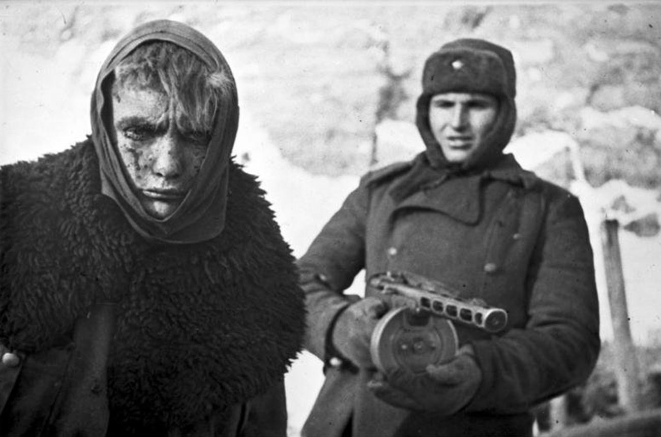 Ein sowjetischer Soldat mit einem deutschen Gefangenen, als die Schlacht um Stalingrad zu Ende war.