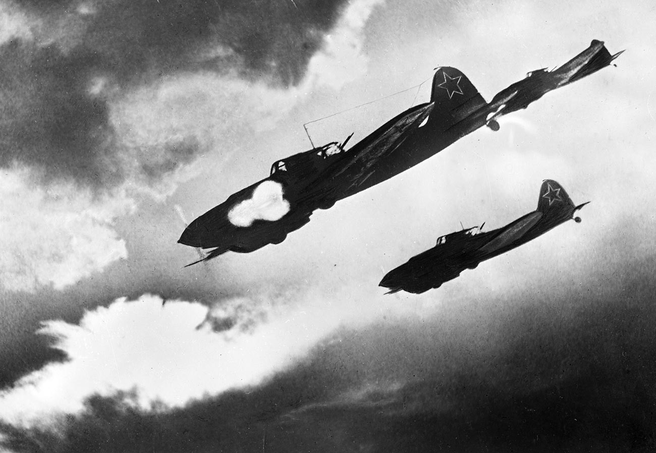 Sowjetische Il-2-Flugzeuge greifen die Wehrmacht während der Schlacht um Kursk im Juli 1943 an.