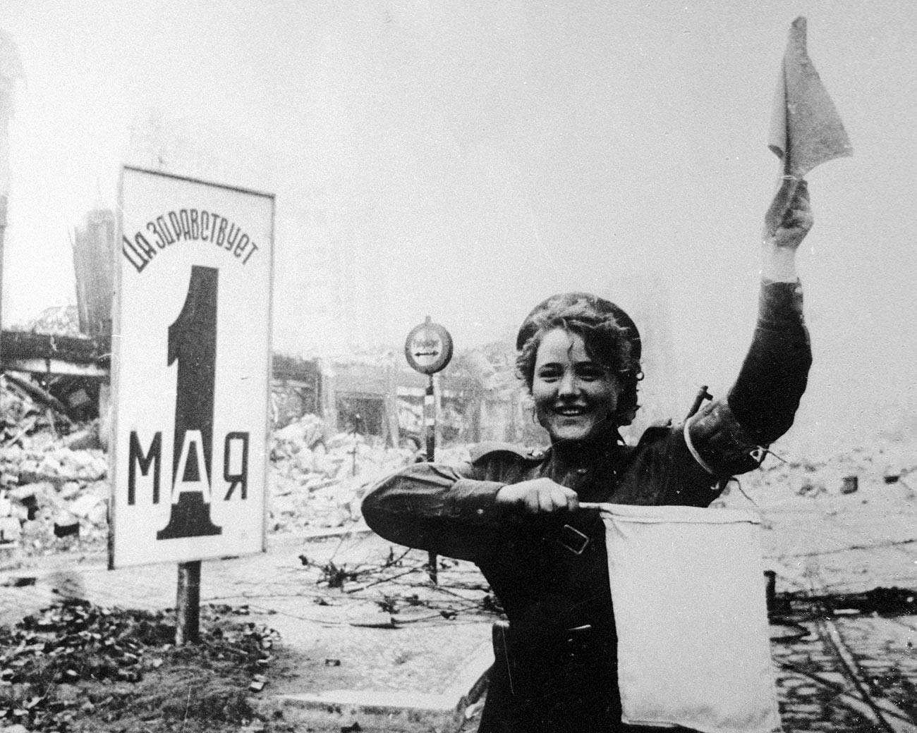 Militärverkehrspolizistin Maria Schalnewa auf dem Alexanderplatz in Berlin am 1. Mai 1945.