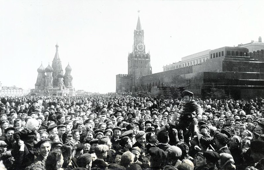 9. Mai 1945: Bekanntgabe des Sieges am Roter Platz um 13:55 Uhr 