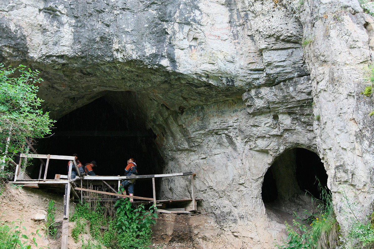 The entrance to the Denisova cave