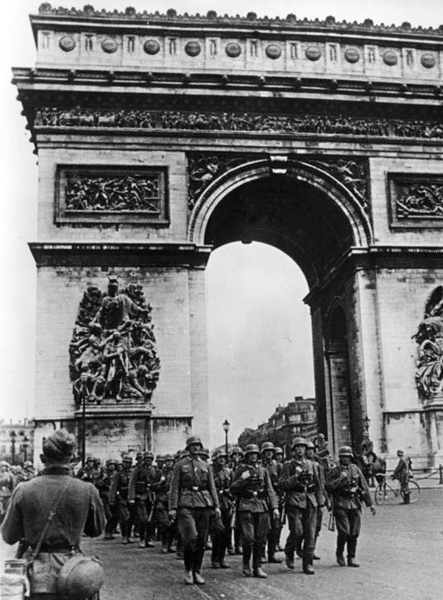 Deutsche Truppen am Arc de Triomphe