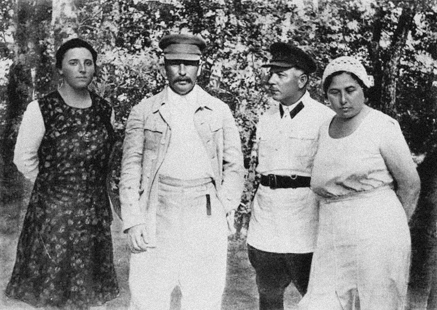 Nadejda Allilouïeva, épouse de Staline (à gauche)