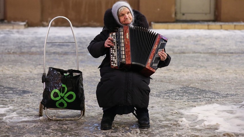 Glasbenica z bajanom na Nikolski ulici v Moskvi
