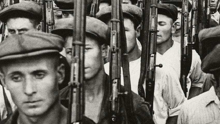Работници на московските фабрики со пушки, 1941.