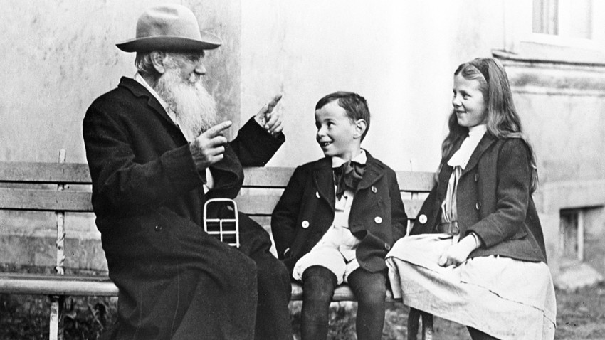 レフ・トルストイとその孫たち、1909年