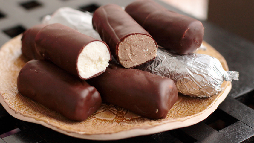 Nekateri starši so v času pomanjkanja hrane v Sovjetski zvezi te čokoladne glazirane skutine palčke ponujali otrokom namesto sladoleda Eskimo. 
