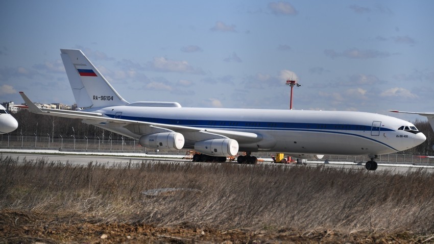 Ил-96-400 на територията на международния аеродром Внуково, Москва.