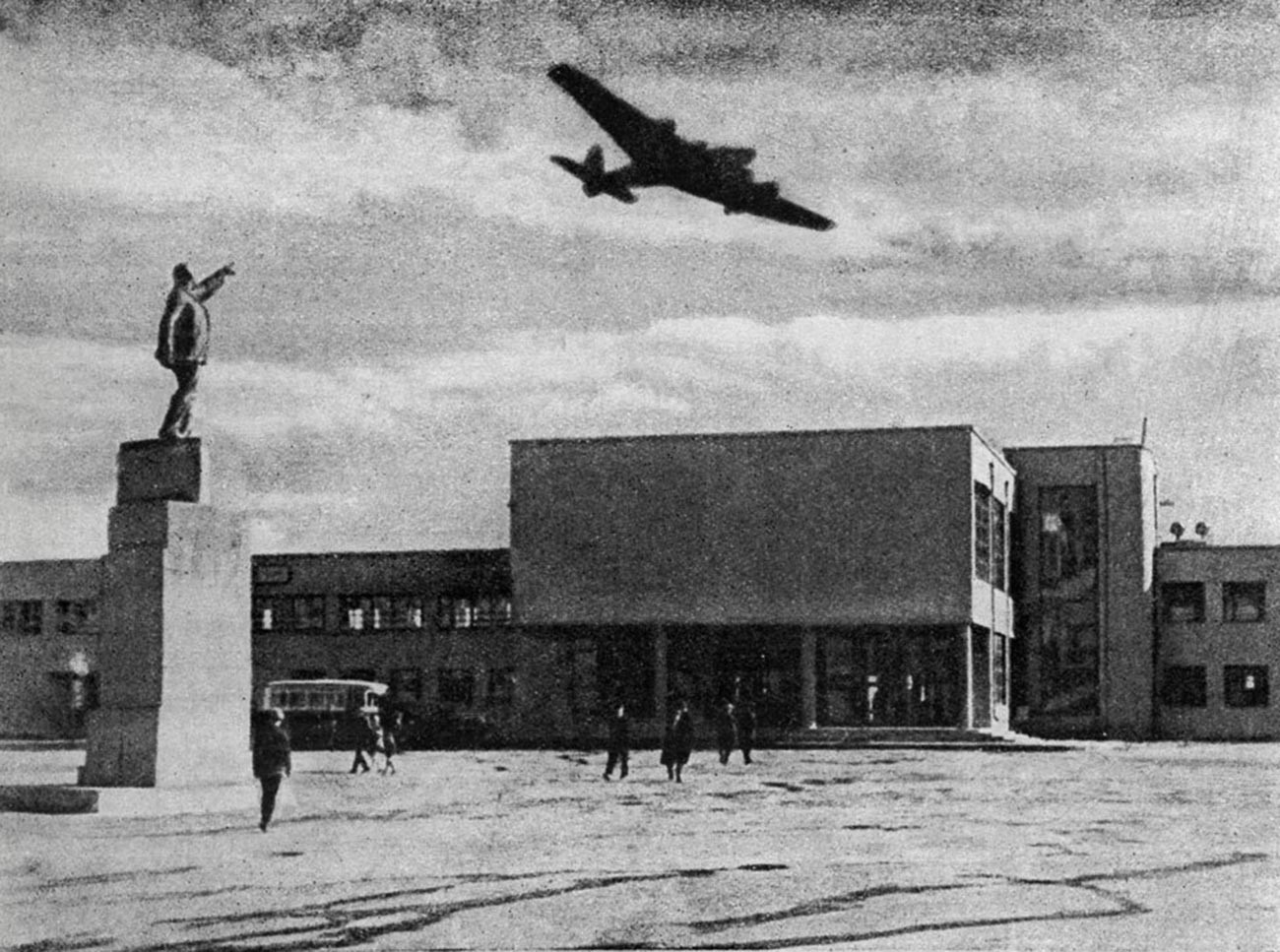 ANT-14 di Bandara Khodynskoe Pole, 1934.