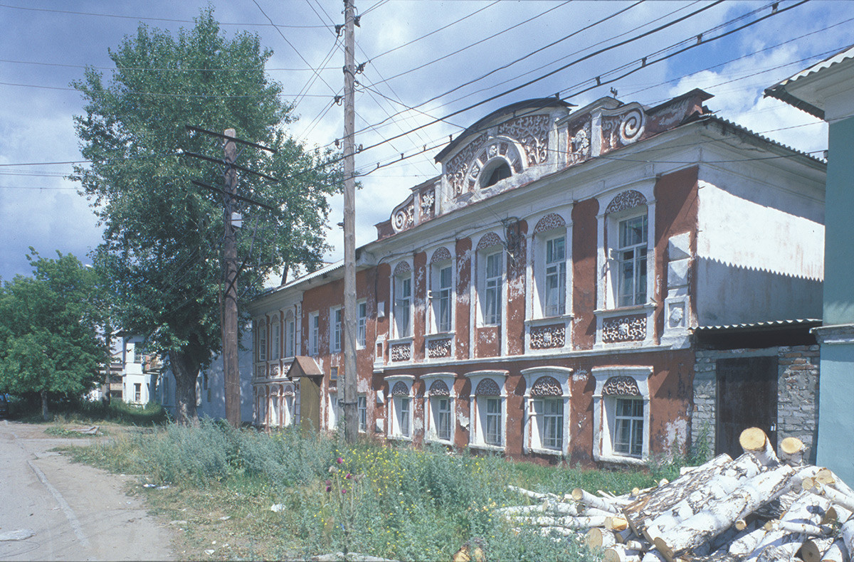 Kasli. Mansión y ala de Trutnev, calle Sverdlov. En primer plano a la derecha: troncos de abedul para la leña. 14 de julio de 2003. 