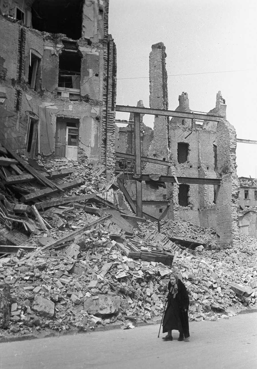 На одной из улиц разрушенного Берлина в 1945 году.