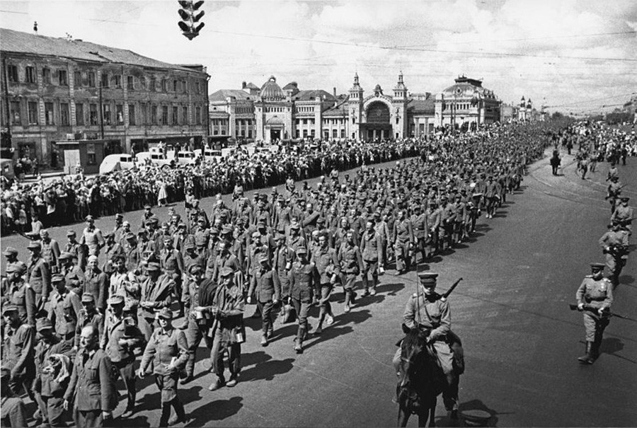 Colonne de prisonniers de guerre allemands près de la gare de Biélorussie, à Moscou, 1944