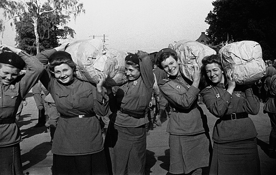 Aus dem Wehrdienst entlassene Soldatinnen auf dem Weg nach Hause