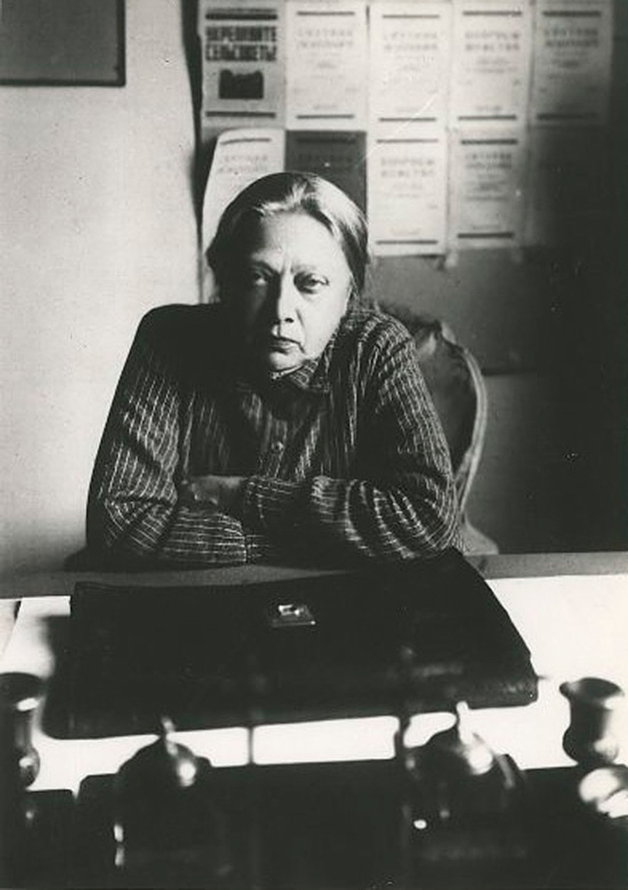 A feminista, revolucionária e pedagoga Nadiêjda Krúpskaia, mulher de Lênin, sentada à mesa de trabalho.