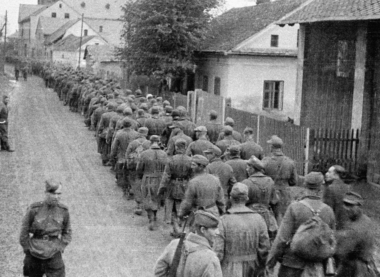 Колона заробљених немачких војника креће се улицом чешког града Хрудима.