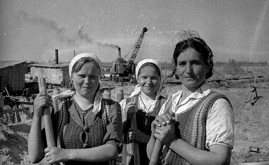 Construction of the Dnieper-Bug Canal. Women with shovels  
