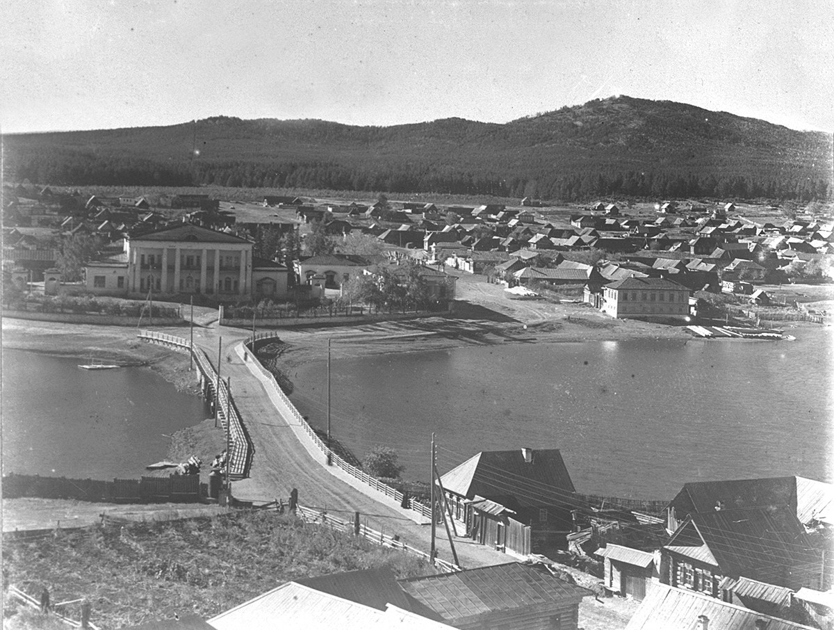 View of Kyshtym factory hospital & workers' settlement. Background. Mount Sugomak. 1909.