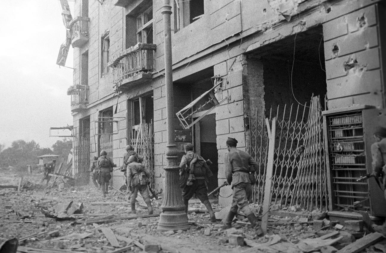 Veliki domovinski rat (1941.-1945.). Prvi bjeloruski front. Vojnici s automatima u bitci za Prag.


