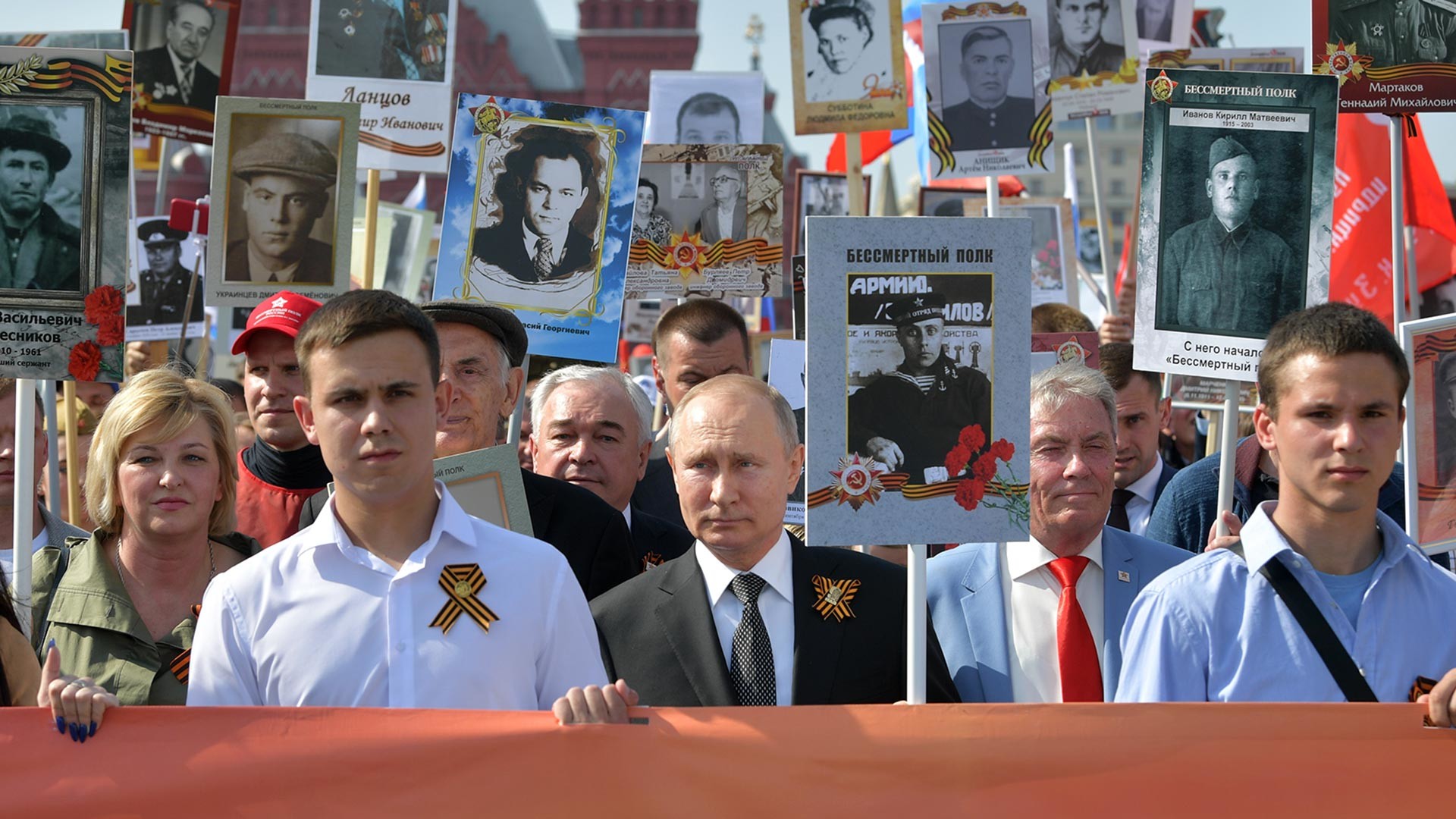 Президентът на Русия Владимир Путин с портрет на своя баща Владимир Спиридонович