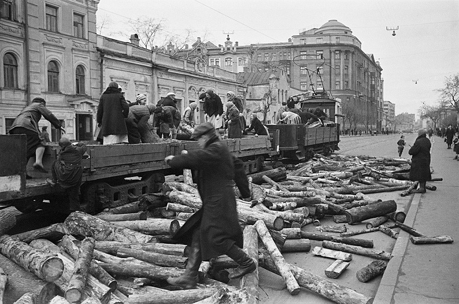 薪の荷下ろし。1941年