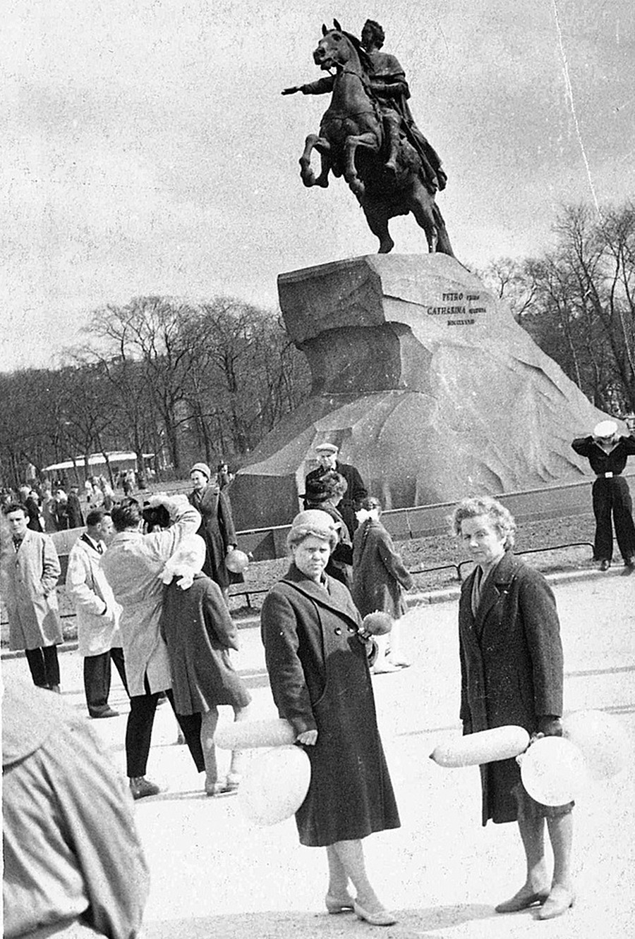 Suasana di sekitar monumen Penunggang Kuda Perunggu, Leningrad.