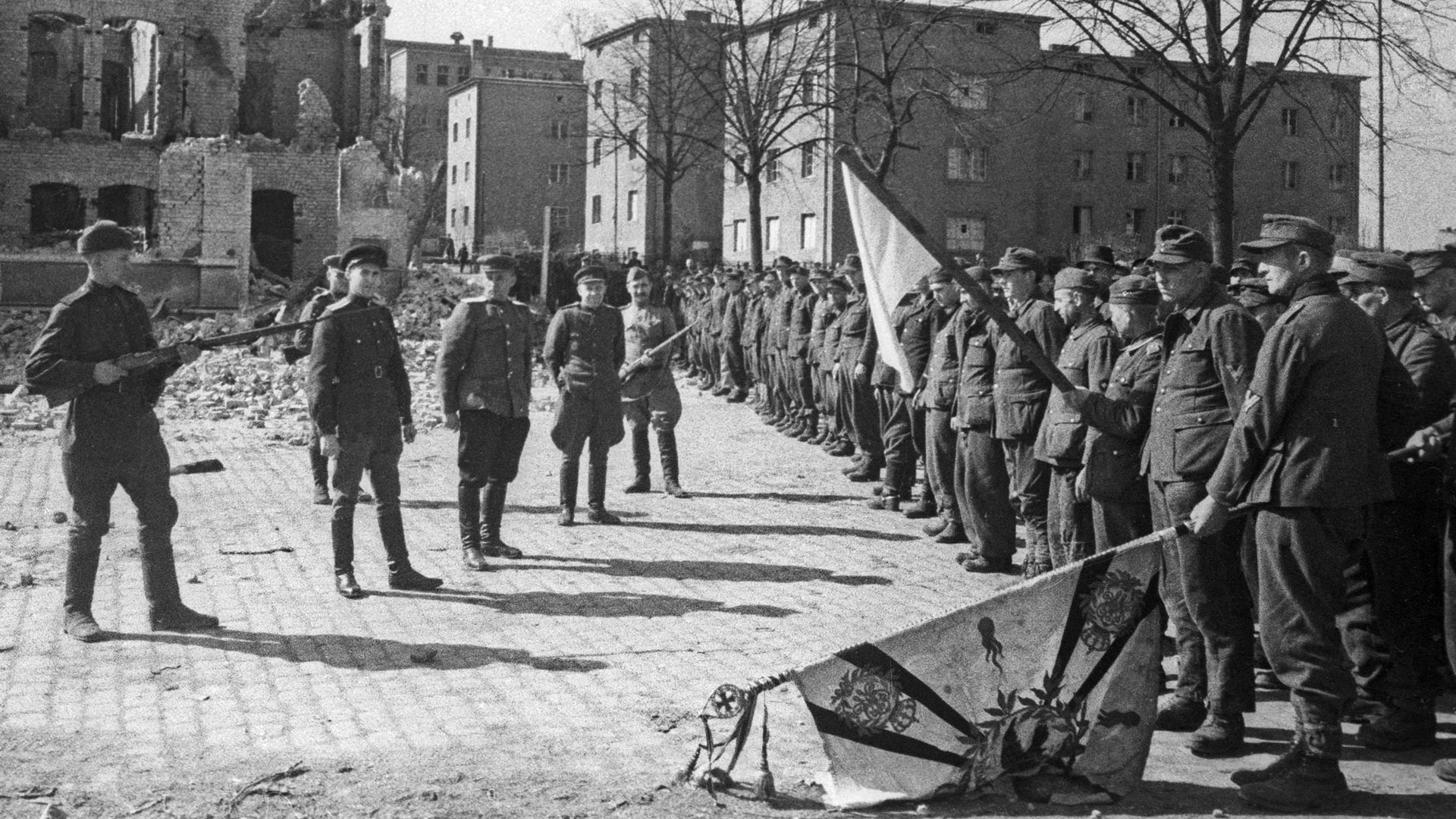 Предавање на војници на еден дел од берлинскиот гарнизон