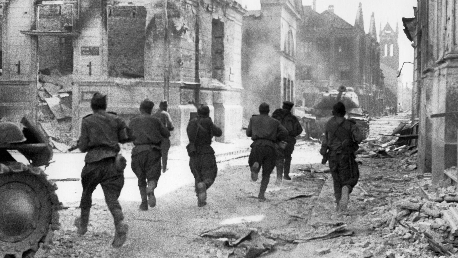 Војници на Првиот прибалтички фронт вооружени со автомати водат улични борби со германско-фашистичките освојувачи.