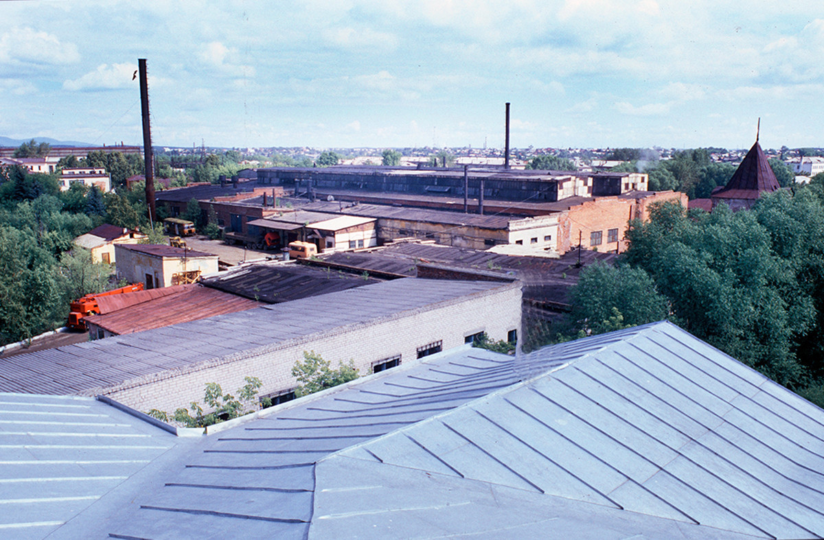 Pogled severovzhodno s strehe Bele hiše. Kištimska tovarna in sekundarni stolp na nekdanjem posestvu Demidovih. 14. julij 2003.

