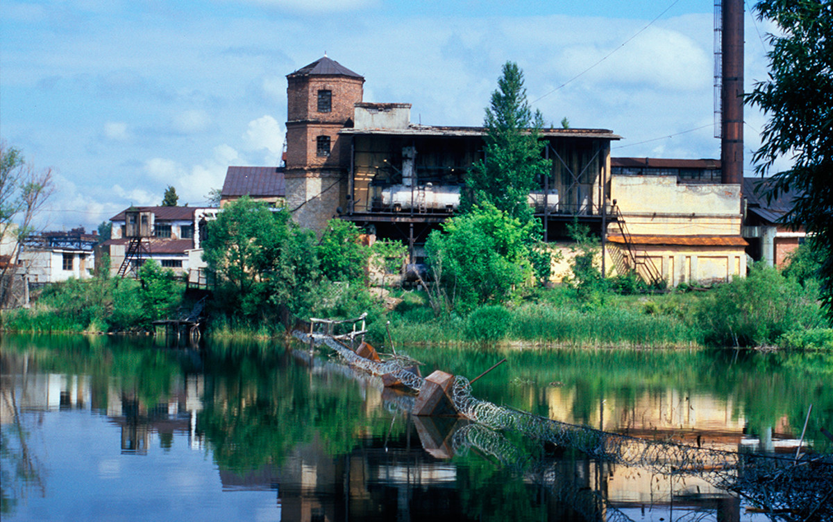 Pogled na tovarniški ribnik, Kištimsko tovarno in vodni stolp v bližini nekdanjega posestva Demidovih. 14. julij 2003.

