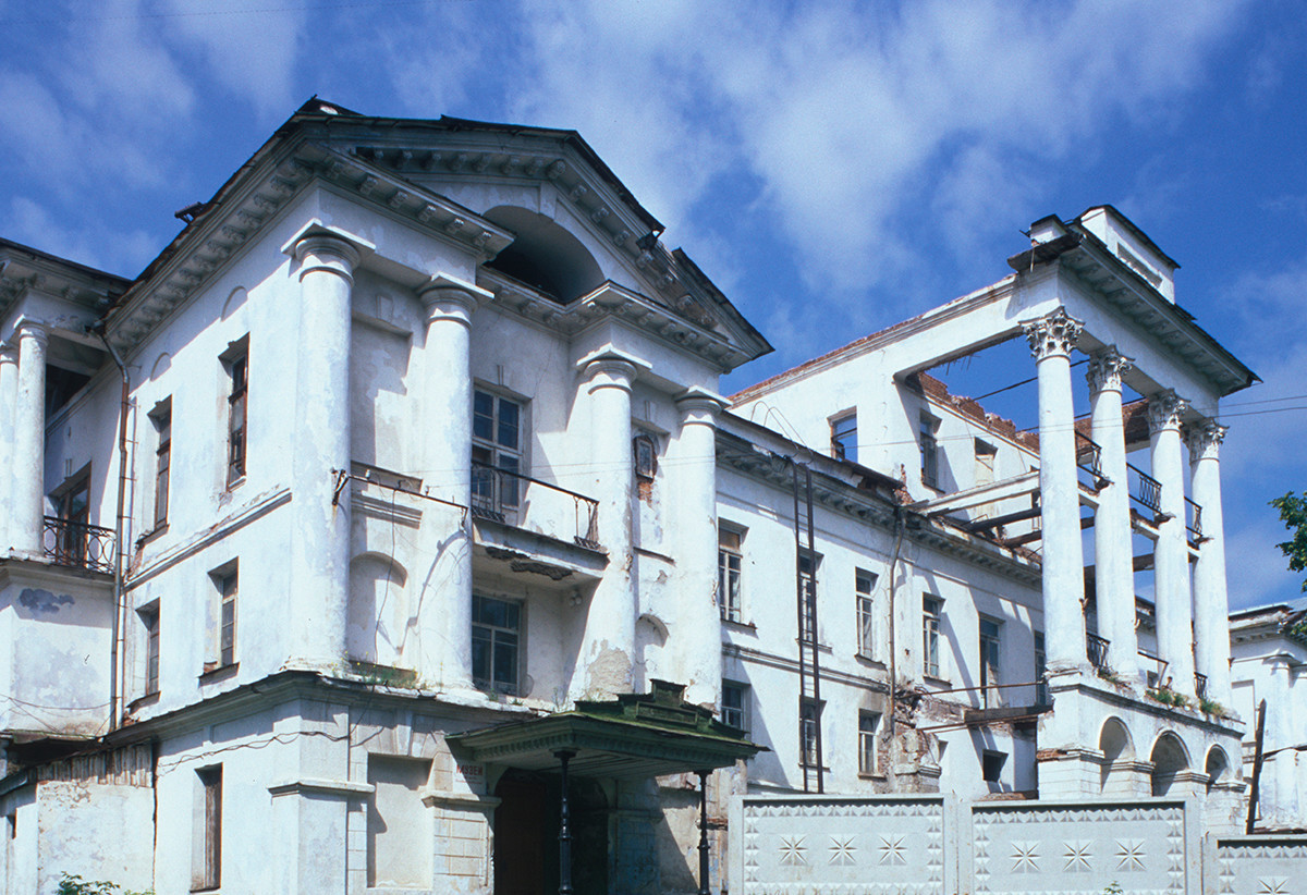 Kištim. Bela hiša (graščina na nekdanjem posestvu Demidovih). Glavna fasada. 14. julij 2003
