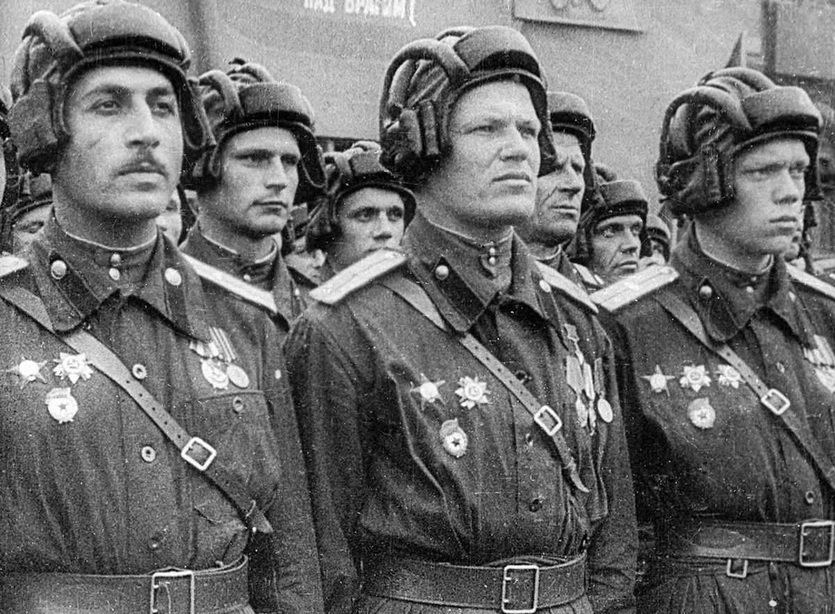 Tentara Soviet saat parade Kemenangan di Lapangan Merah, 1945.