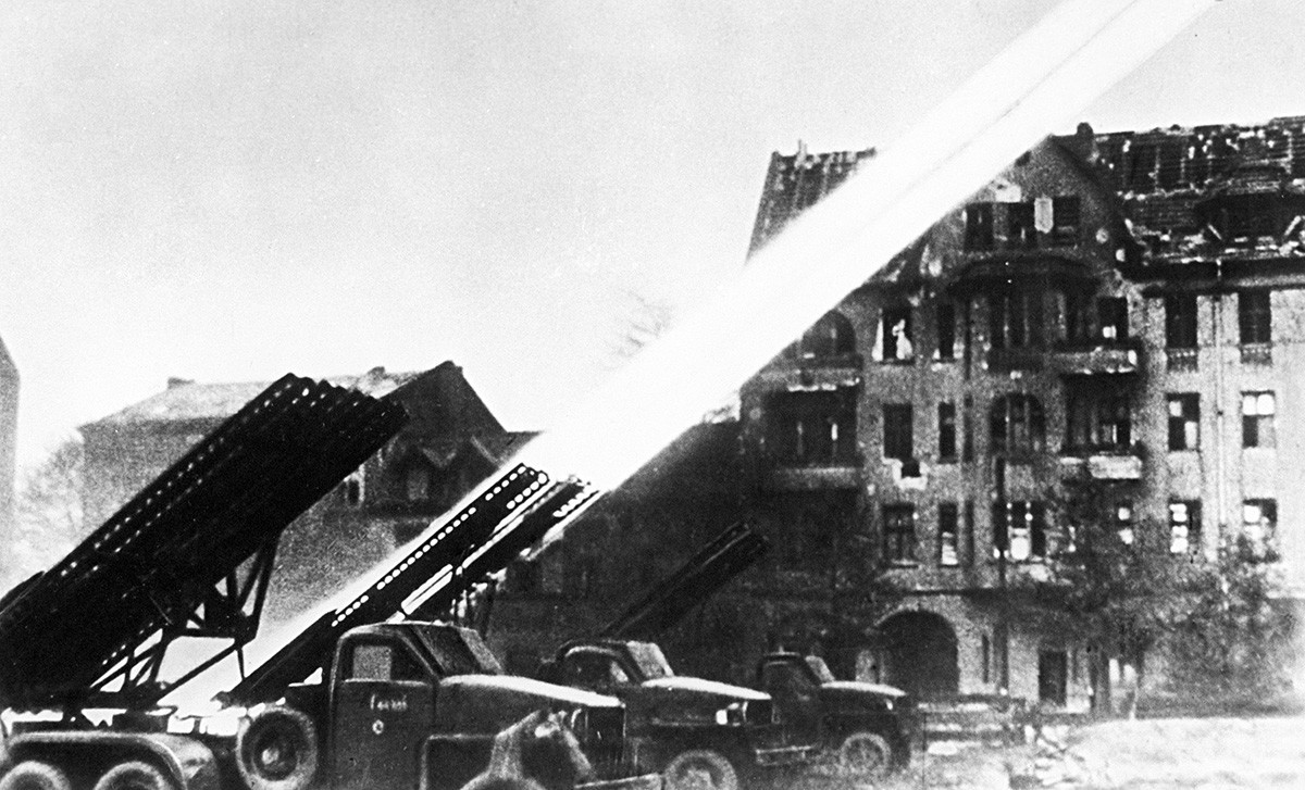 Стрелба на гвардейските минохвъргачки в Берлин. Великата отечествена война (1941-1945).
