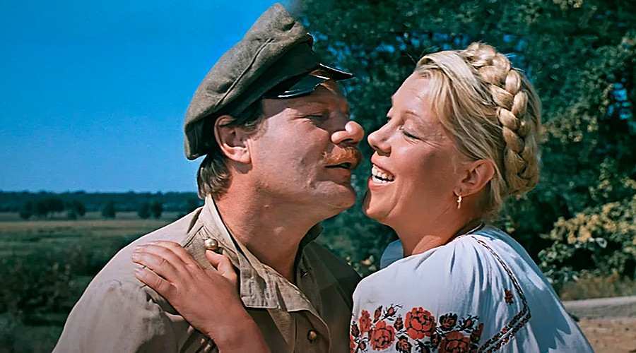 Cuplikan adegan film romantis Soviet “Svadba v Malinovke”. Bahasa Rusia bisa sangat romantis!