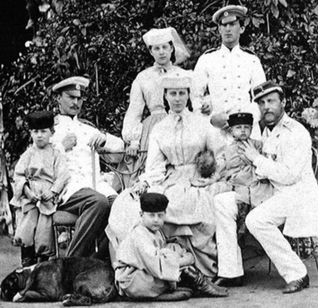 Константин Николаевич с семьей. Никола – справа в верхнем ряду