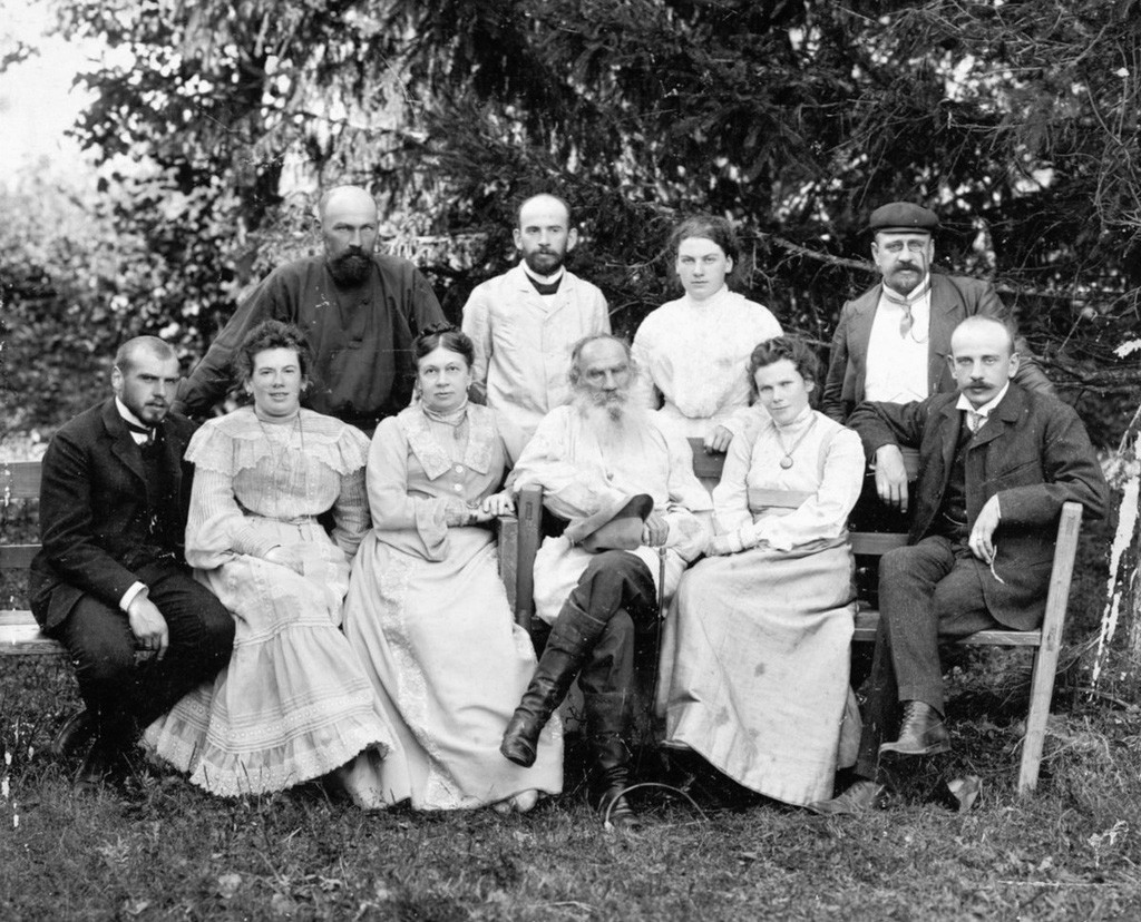 75歳の誕生日に家族に囲まれるレフ・トルストイ、1903年
