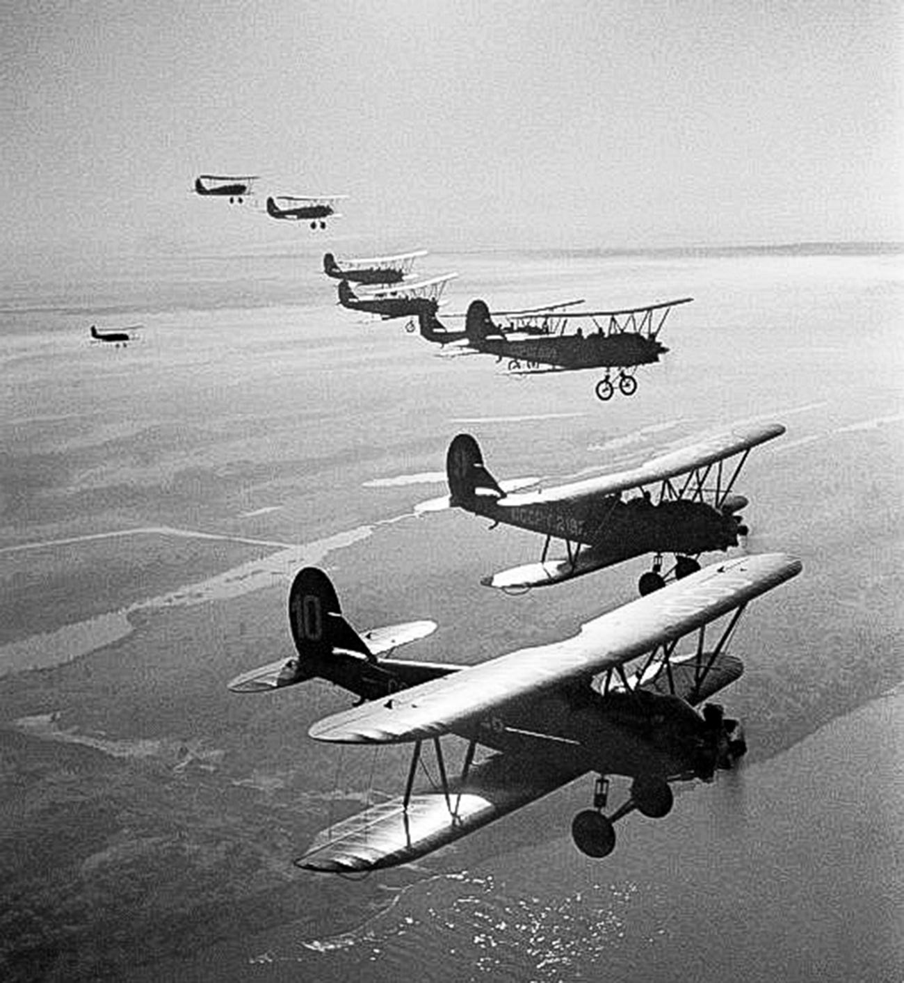 Skupina letal Po-2 v zraku