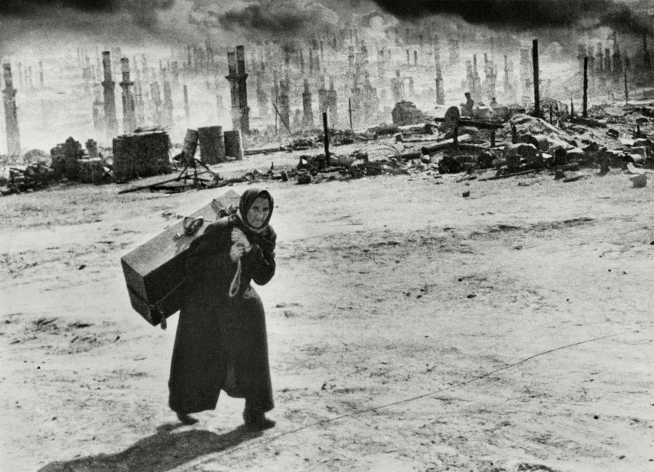 ナチスの空爆後、避難するムルマンスクの老女