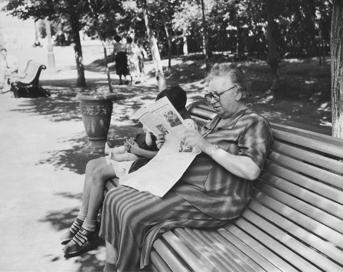 ベンチに腰掛ける老女。1956年