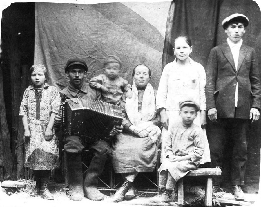 La familia Medvedev, años 30 (María, a la izquierda, se convertirá en una heroína de guerra en la década de 1940).