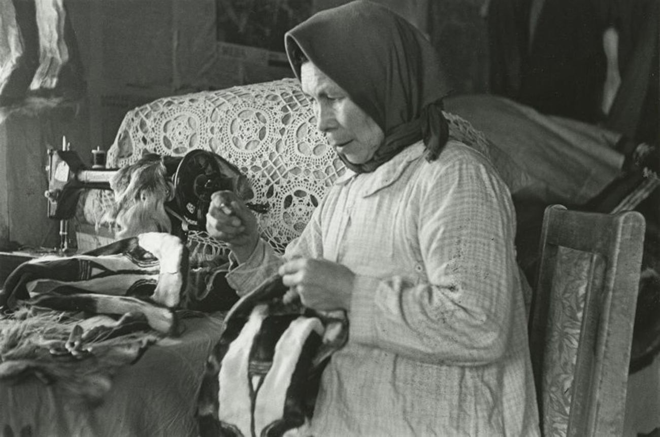 Seorang perempuan tua sedang merajut, 1949.