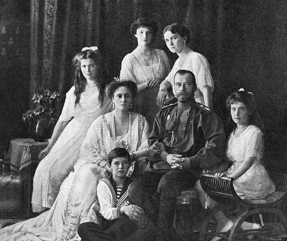 Tsar Nikolay II bersama keluarganya pada 1914.