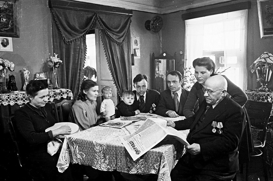 Potret keluarga pekerja pada 1949.
